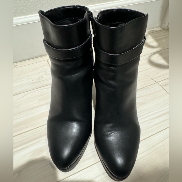 Kelly & Katie Gavan Black Leather Booties (10) - Picture 6 of 8